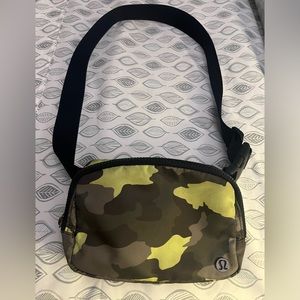 Lululemon 1LT belt bag camouflage